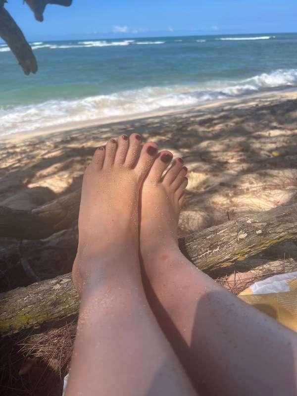 Putting your feet in the sand is good for the soul ✨