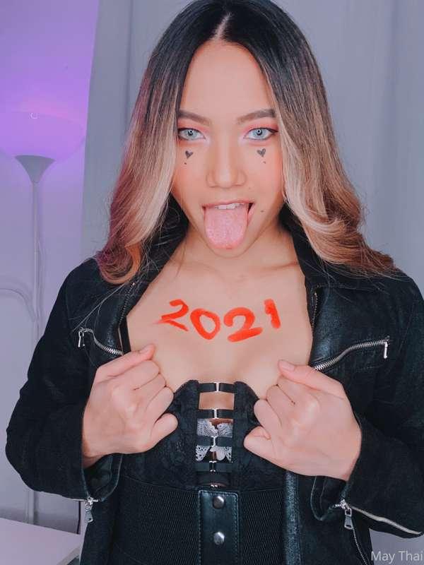 Check out your DMs for moreee 😜
I’m so horny this year hehe ..