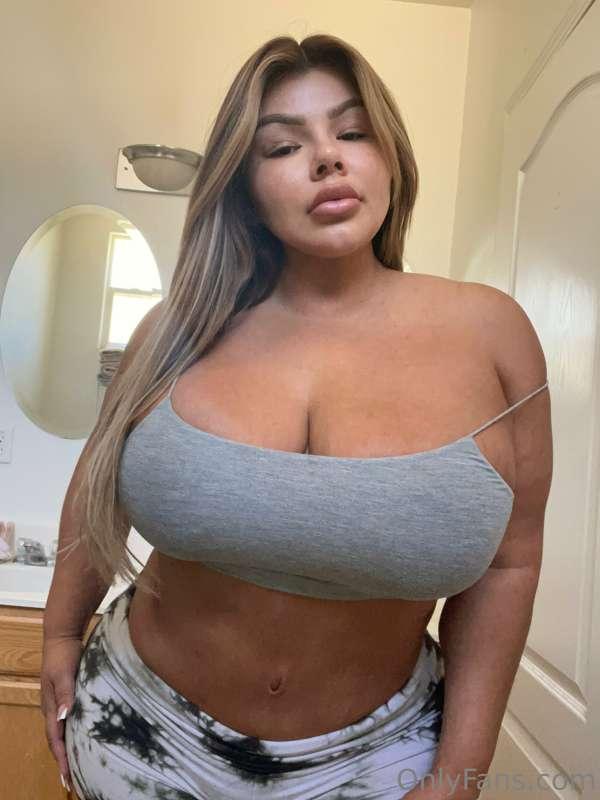 This top is about to slip off 🤭