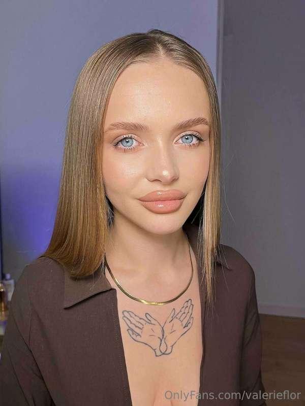 Do you like me with makeup or completely natural?🥰😘