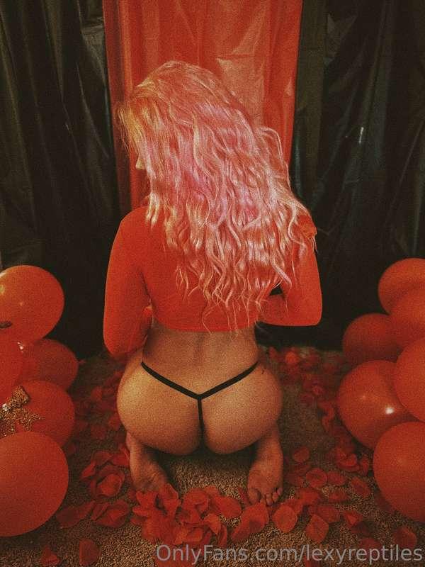 First person to buy my most recent photoshoot gets two free ..