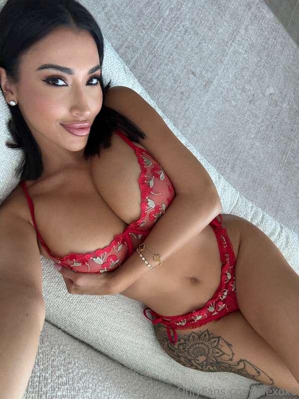 Alone again…guess I’ll have to entertain myself 😏💋