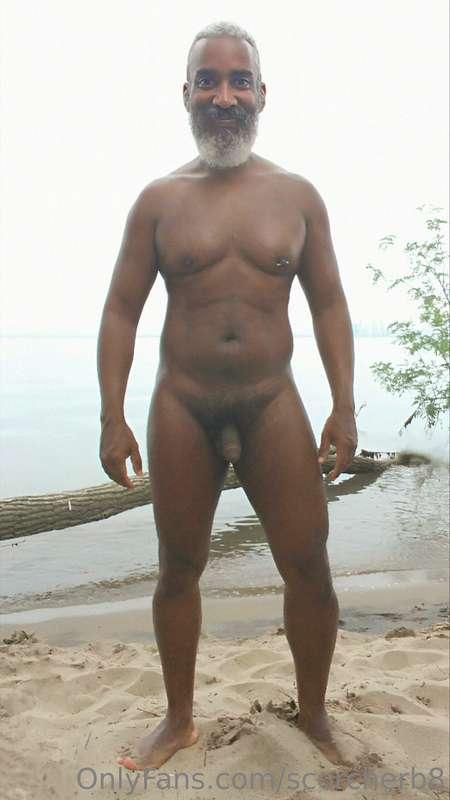 Tummy Thursday!  #beard #musculardaddy #gay #feet #gaycruisi..