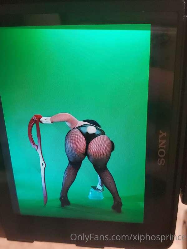Shooting my own photos is very hard
🥺👀🙈🥵🍑😩😤

Now raising mon..
