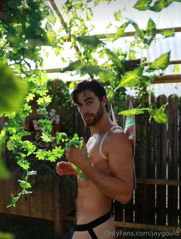 I’d eat from the garden too with fruits *THIS* juicy 👅💦