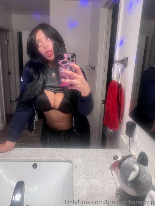 Black haired slut 🖤