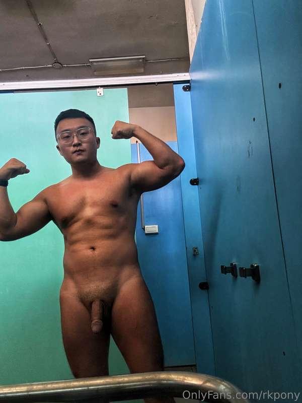 門沒關，儘管看😛 #expose #naked #muscle #hunk #全見 #精牛 #淋浴間