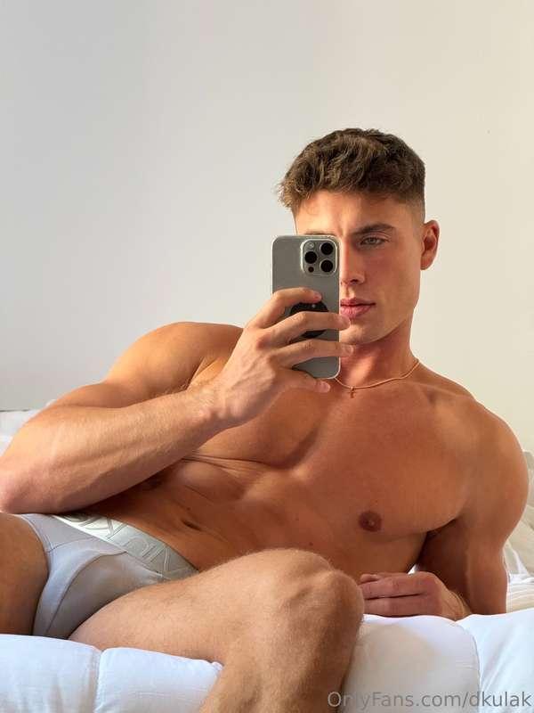 Lay down with me😈