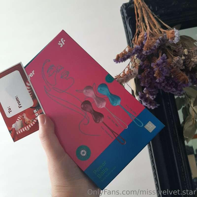 Happy early Christmas to me. I have no plans for Christmas s..