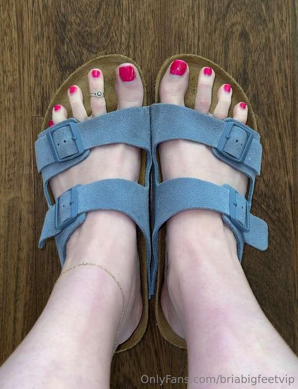 new measurement pictures of my pretty feet wearing my favori..