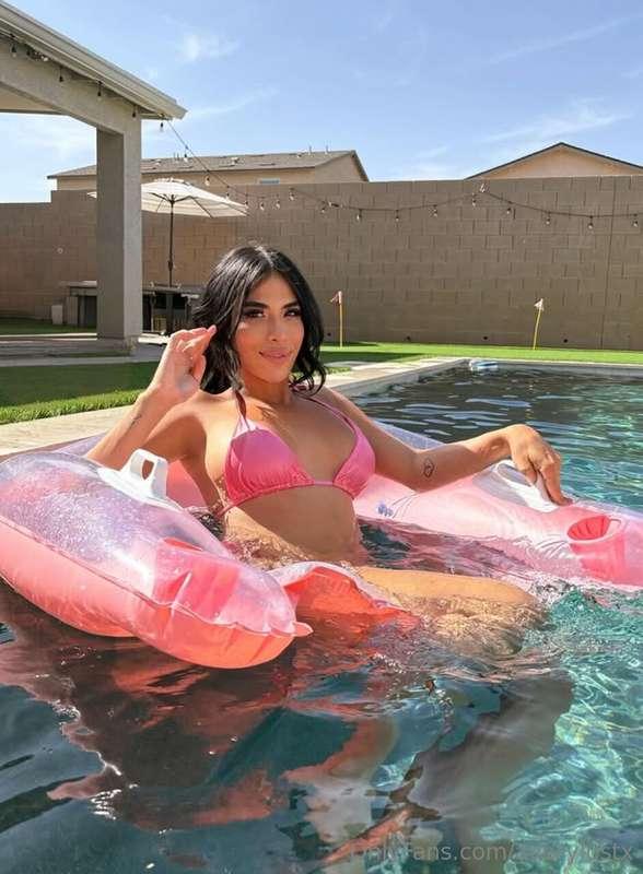 Wet skin, wild thoughts 💦 Message me in the DMs 💖