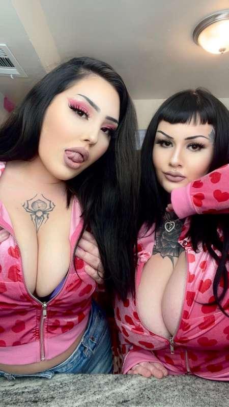Tip 10$ if you want to see our tits together 🩷🍒