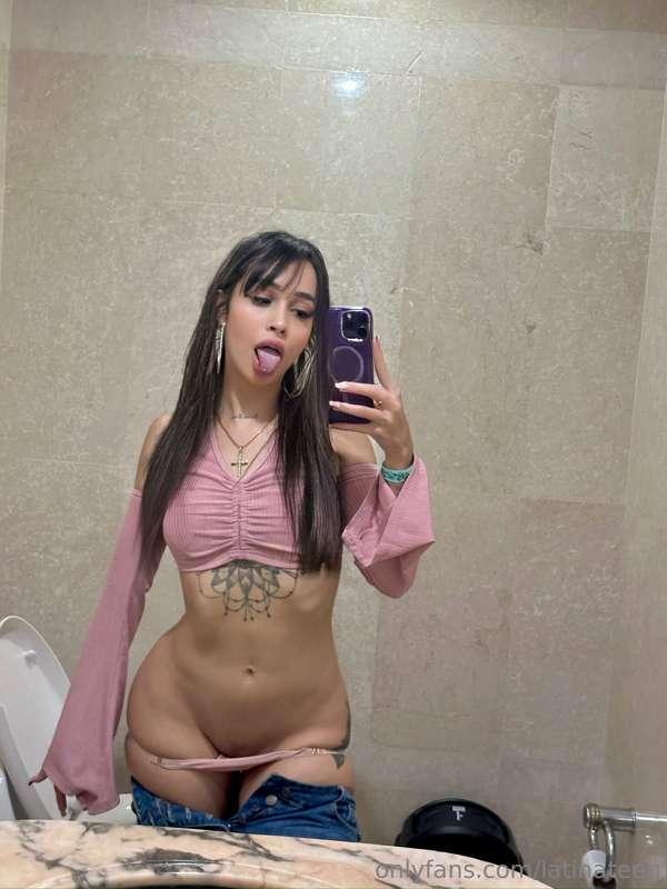 soy toda curvas ¿quieres montarlas daddy? 🥵

I'm all curves,..