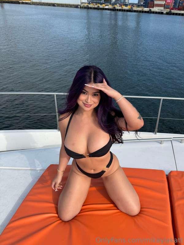 dm me if you loved my yacht photoshoot 😘