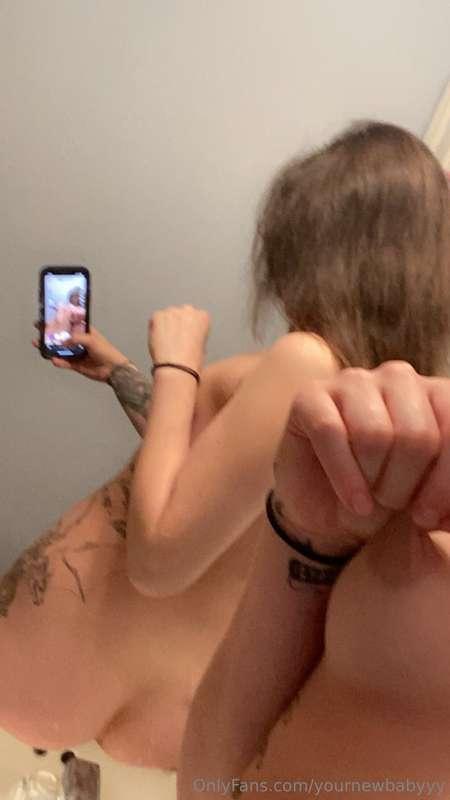 Do you want to see more mirror pics?🙈😈