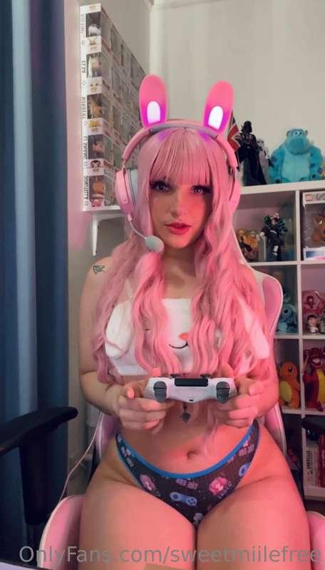 come to see the delicious ass of your gamer girl🥵
