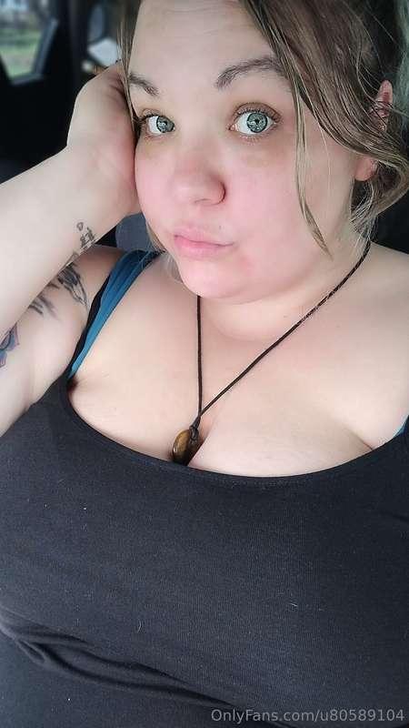 Just peeking out to say hello 💋  Wonder if the neighbor saw ..