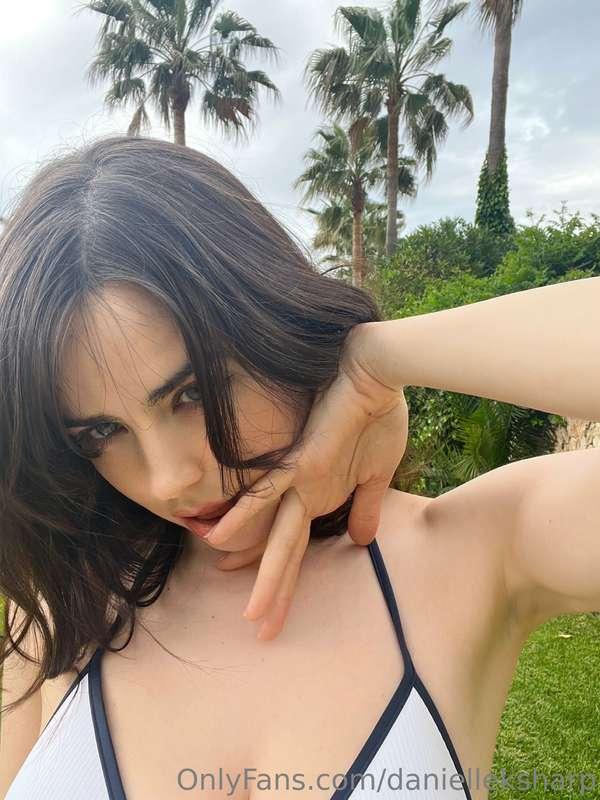 What's that hand doing then 👀