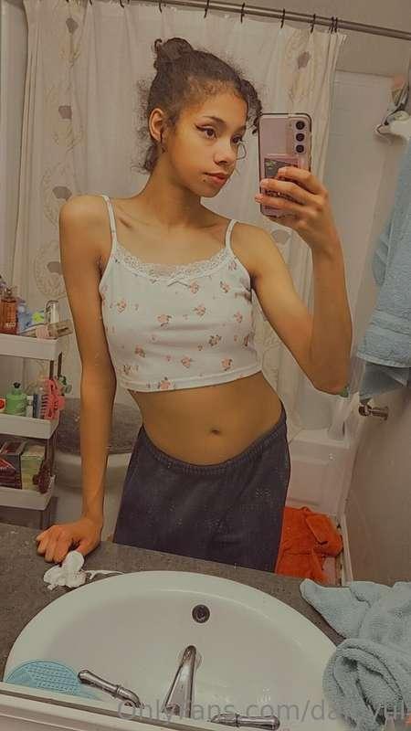 Hi you should come ruin me a bit hehehe 

💫 Catch me on:
🐦 T..