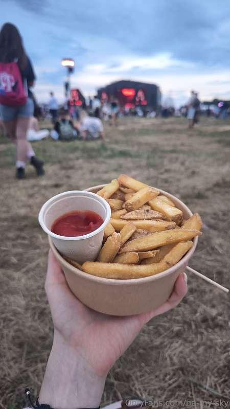 Give me fries and i will go everywhere with you 😂🍟