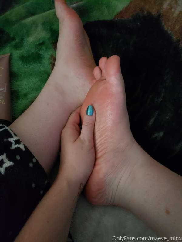 Rubbing lotion on my feet before bedtime, my favorite! 👣😘😴 g..