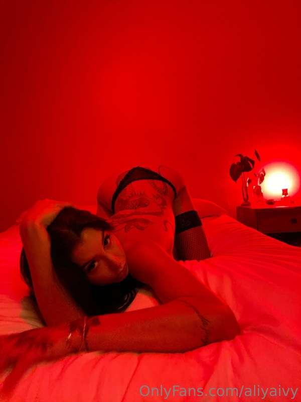 tryna be ya sex symbol & eat ya kids upppp