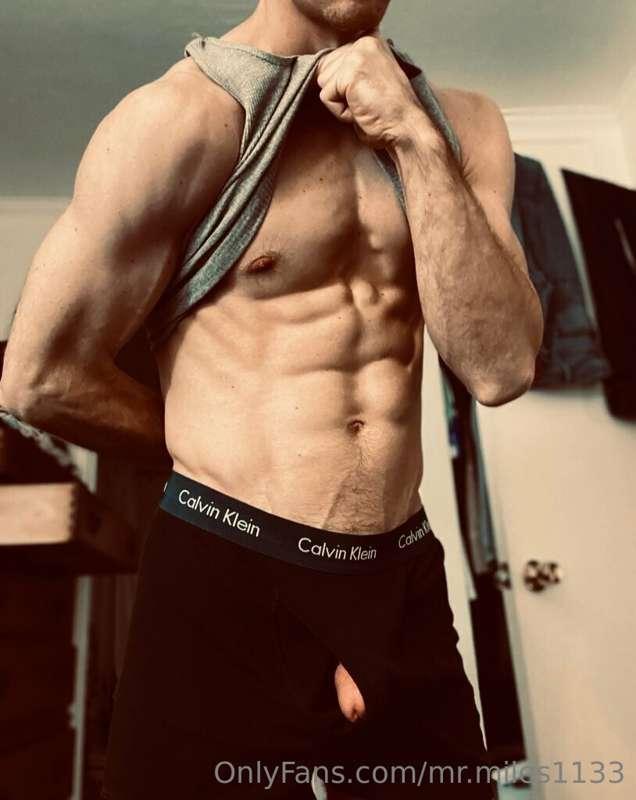 Gently kiss my abs pls. 🤤