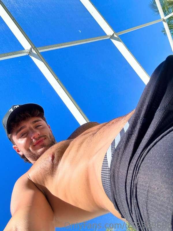 about to send 25 of you some NEVER BEFORE SEEN HOLE CONTENT ..