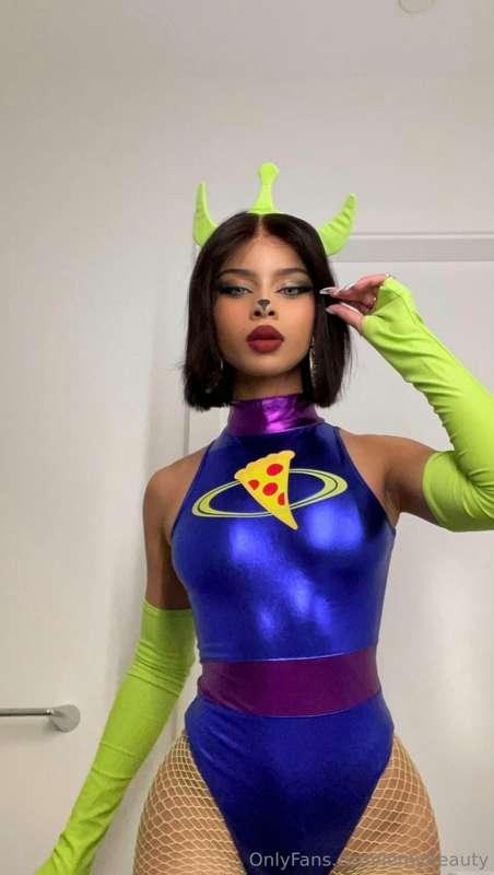 How was everybody's Halloween? 🎃👽