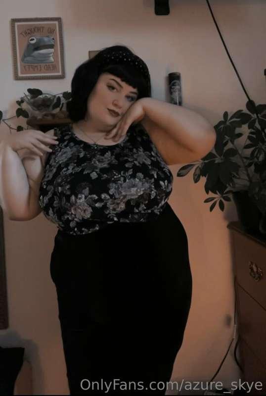 I haven’t done a titty drop in a while for you🖤