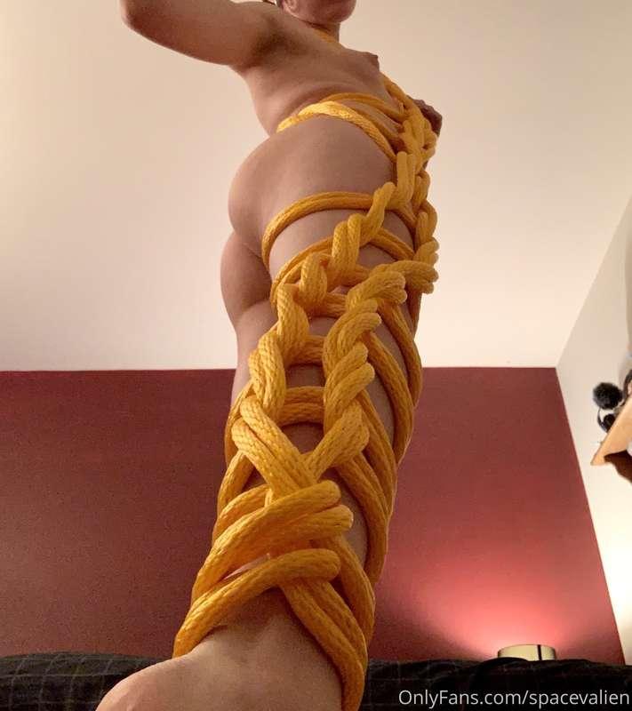 I’m really digging this yellow rope! Recommend me a tie to d..