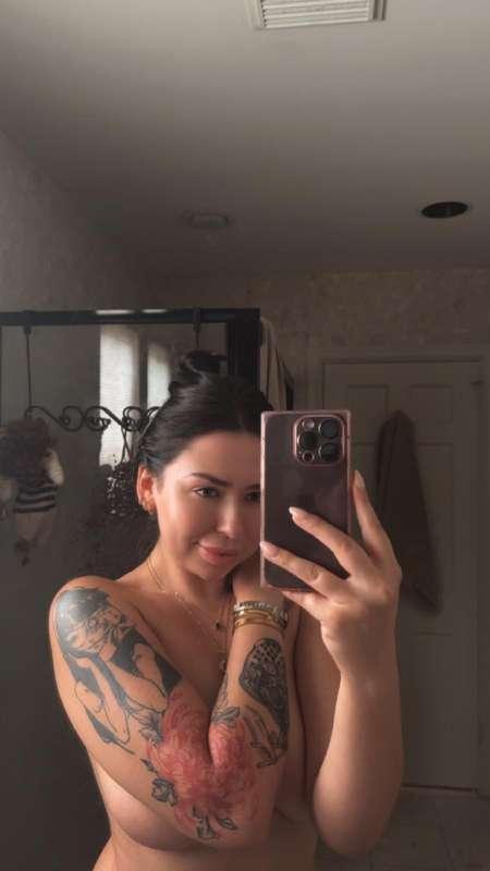 No makeup. Just me & the mirror 😌