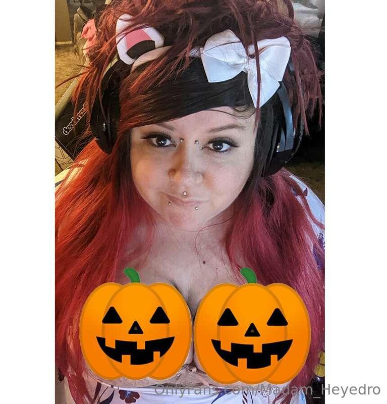 Halloween is coming up and im going to be doing a live strea..