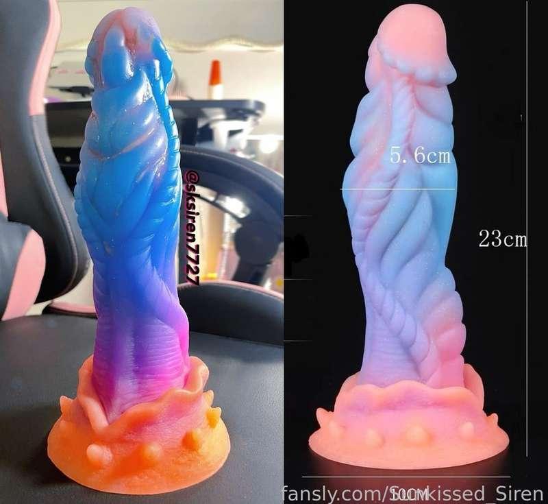 🍥 V10

🍥 In total: 1video(5m57s)

  I don’t know if any of you remembered my biggest monster dildo. I kind of scared to use it, so for long time I just put it there as a decoration😂

  This video I’m using it and I put the thickest part inside my pussy😭🥵🥵, it’s soooooo thick😭😭😭 it’s sooooo fking thick🥵🥰
  If you enjoy seeing me stretch out my tiny hole, don’t miss out 🥹😘