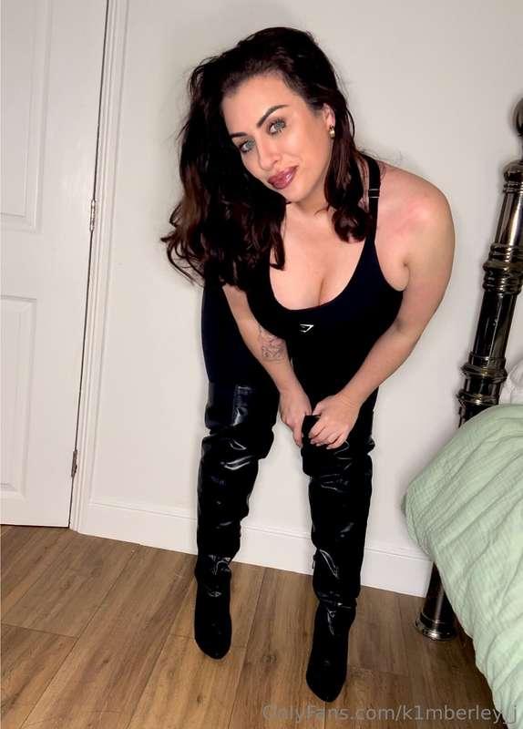 Do you like a girl in boots?? Message me for the video ❤️