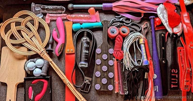 Whole slew of kinky toys. Customs always open 😉 Any $5 tip g..
