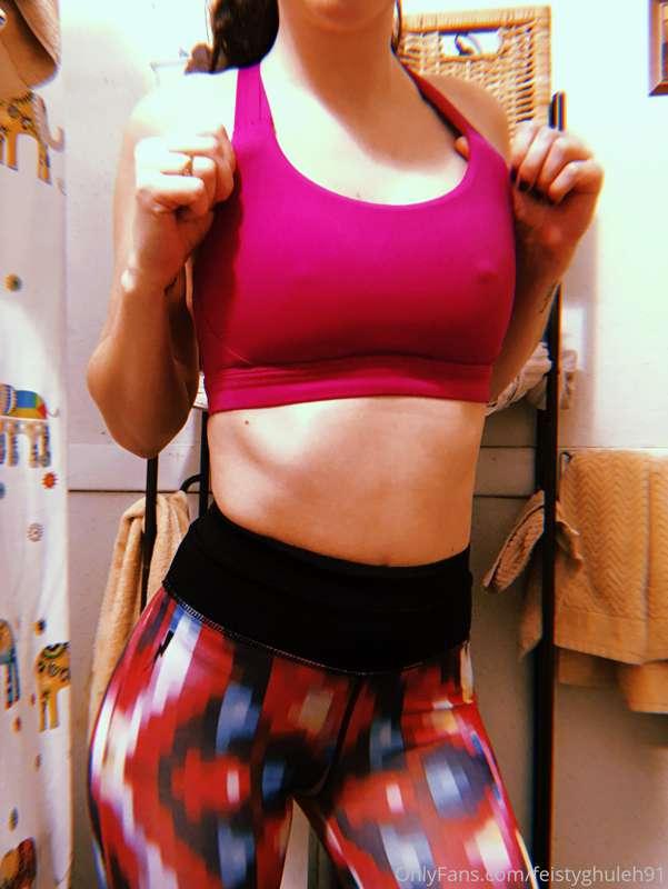Pre shower poses 🔥✨💦 it’s Christmas time soon ✨ anything spe..