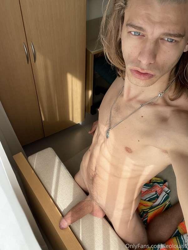 Always naked in front of the window🤪 I’m currently sitting o..