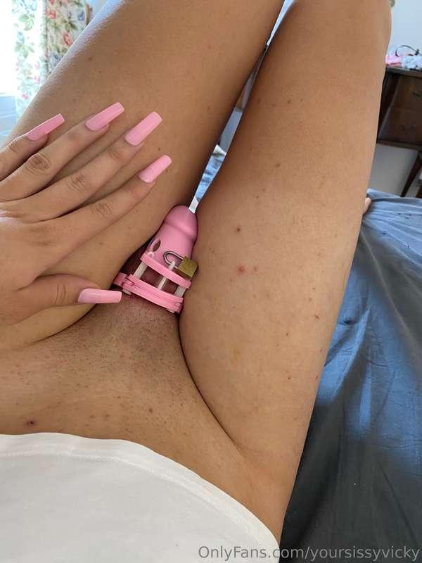 Zoom on my locked and tormented clitty 💕🔒