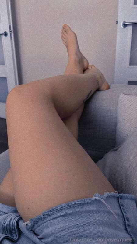 Lick my legs and suck my feet 😘