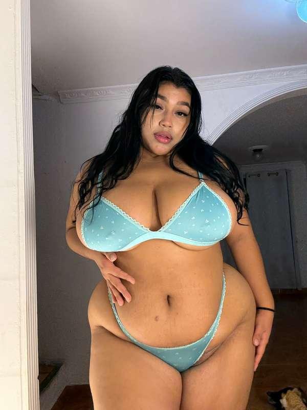 can't get some sleep, I need my tummy kissed🥺