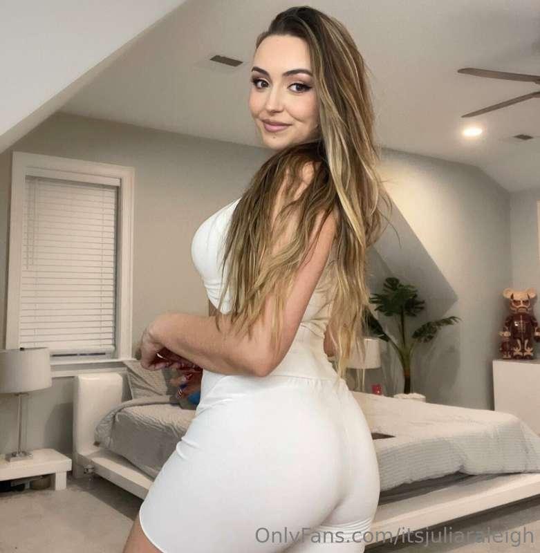 She a baddie she know she a 10 @juliaaraleigh 🤪