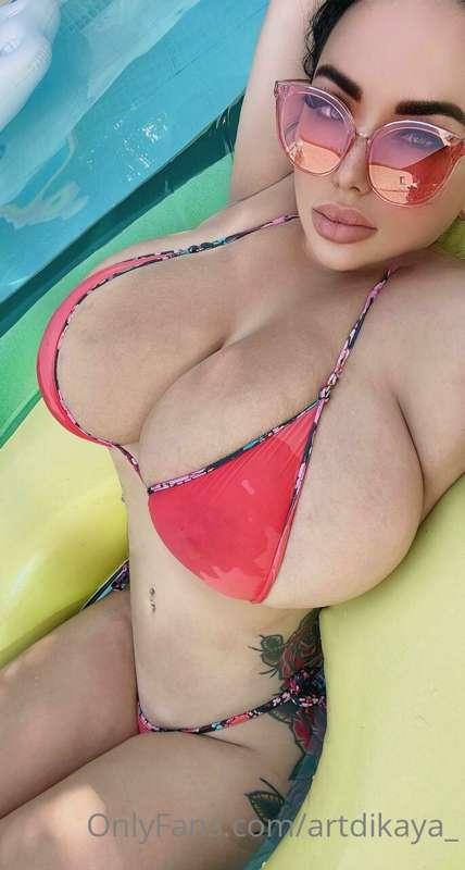 Wanna share the floaty 😋