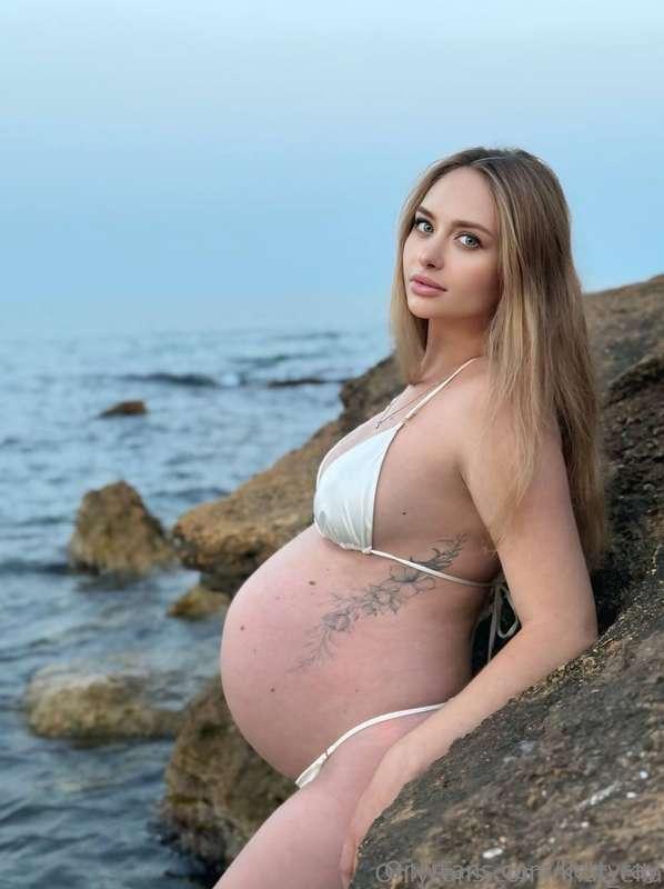 🔥 IRRESISTIBLY HOT & PREGNANT JUST FOR YOU! 🔥 @nnut_ellaShe’..