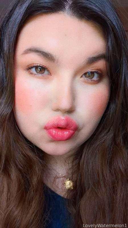 Hiya guys! Help me choose my lipstick for tomorrow, Custom Color Tuesday! 🥰💕 Be sure to vote so I get the best idea of you guy's favorite color of the bunch! 