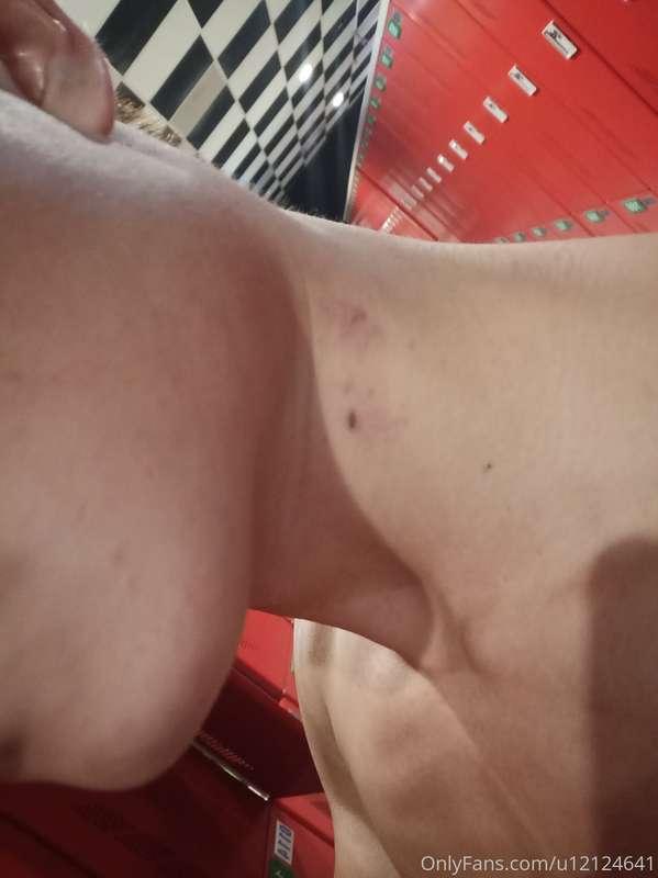 在soi 13 in 結束後發現身上多了草莓😱😱 還好有吃到優菜（爽~~ 可惜自己沒射出來💦（是我太持久嗎🤔 只好回家尻..