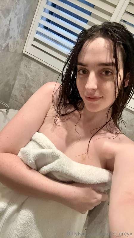 Swipe to see me drop the towel 🤭
