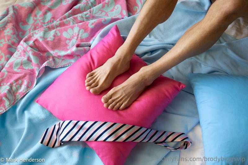Easter coming!!! Massage my feet and lick my toes…I’ll give ..