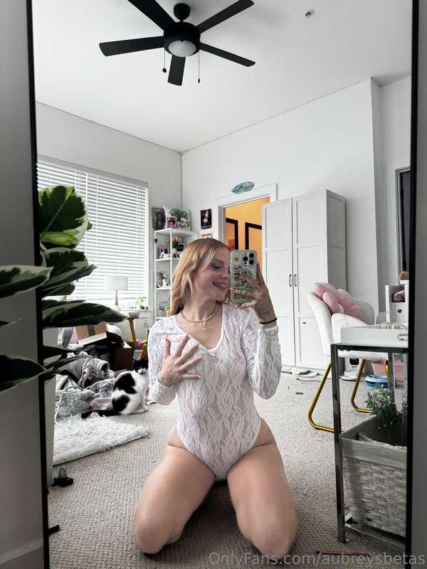 Staring already? Be a good boy and drop in my DMs ;)