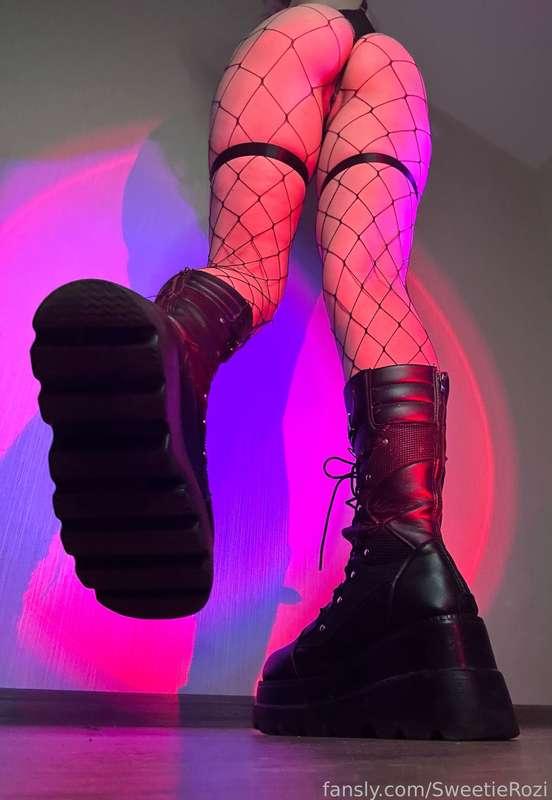 goddess legs and ass about which you dream so much 😈
#goddess #mistress #domina #cosplay #leather #mesh #femdom #kink #legs #hips
